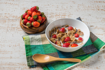 コーンフレークといちご　Cornflakes and strawberries