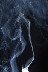 Obraz premium Abstract white smoke on black background