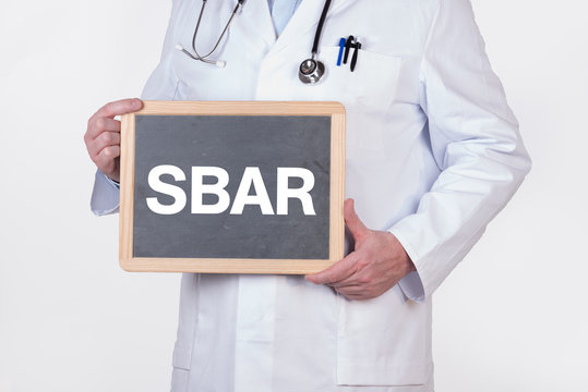 Arzt mit einer Tafel SBAR