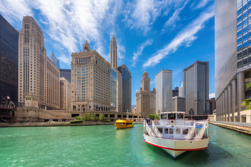 The Chicago River in Chicago downtown with tourist ship in Chicago, Illinois. - obrazy, fototapety, plakaty