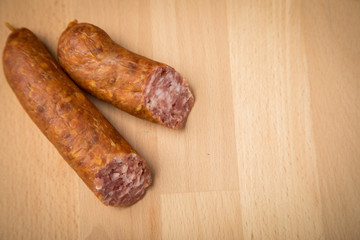 Frische Mettwurst Bierbeißer Wurst aus Schweinefleisch auf Holz Brett 