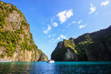 Naklejka premium landscape the sea and mountain blue sky background with speed boat tourists rental