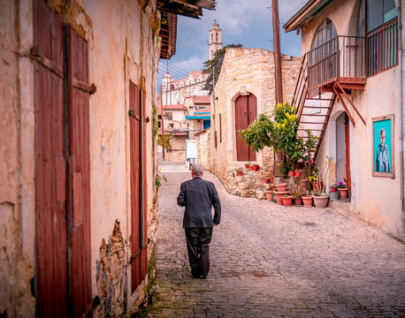 Fototapeta Old stone houses on a narrow streets in the picturesque medieval city of Lofou. Limassol District, Cyprus