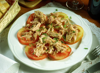Plato con una ensalada de tomate con atún.