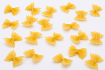 Obraz premium Pattern of raw farfalle pasta on white background