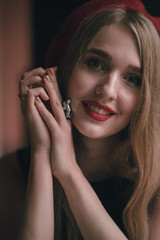 Obraz premium Closeup portrait of a young beautiful woman in beret