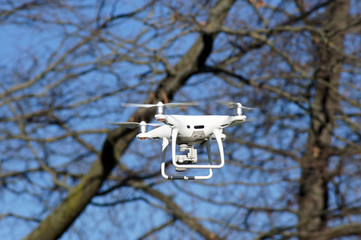 Drohne fliegt am Himmel