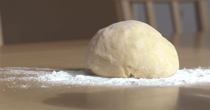 fertiger Nudelteig auf Tisch