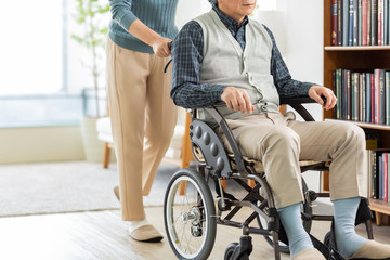 Obraz premium シニア男性 車椅子