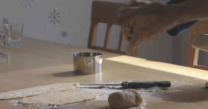 Nudelteig mit Maschine walzen