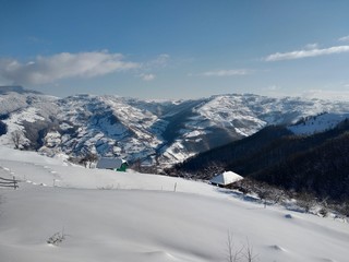 Fototapeta na wymiar Paisaje de invierno con montaña en pueblo de Parva Transilvania Rumanía