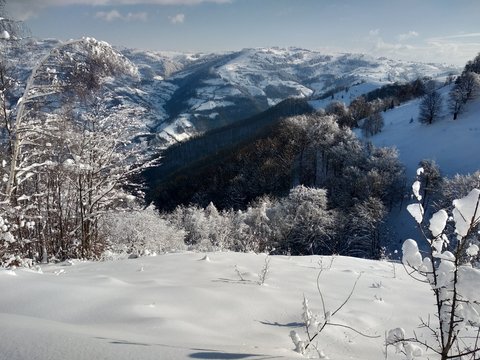 Paisaje de invierno con monta&ntilde;a en pueblo de Parva Transilvania Ruman&iacute;a
