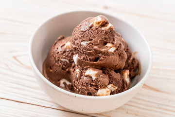 chocolate ice-cream with marshmallows