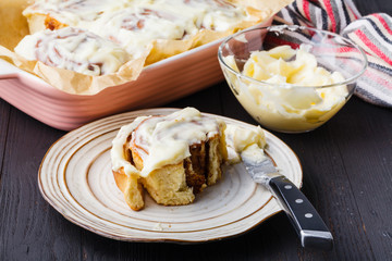 Buns with cinnamon cheese cream for breakfast