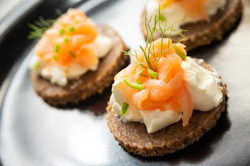 Canapès con crema di formaggio e salmone affumicato