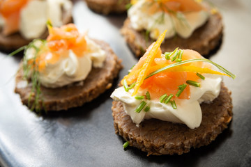 Canapès con crema di formaggio e salmone affumicato