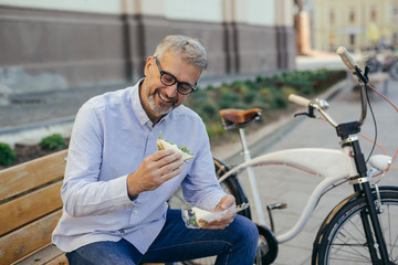 Fototapeta premium man having a lunch break in city.