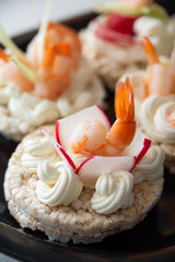 Gallette di riso con crema di formaggio, verdure e gamberetti