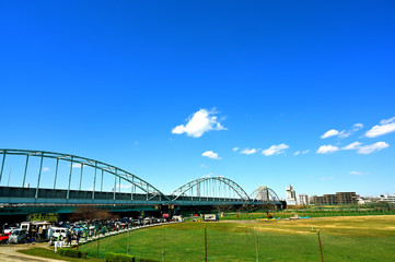 青空の下でゴルフの練習＠多摩川大橋