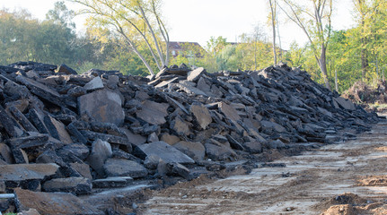 Schotterhaufen nach einem Gebäudeabriss auf einem Baugelände