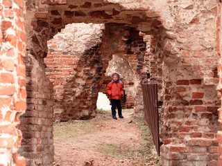 Fototapeta na wymiar little boy alone on the ruins of an old castle.