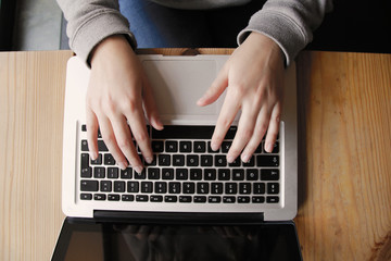 woman hands on keyboard
