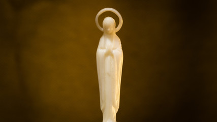 Maria statue praying