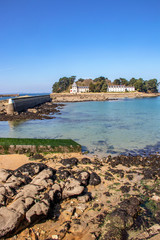 Obraz premium Douarnenez. L’île Tristan à marée basse, Finistère. Bretagne