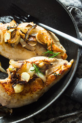 Hähnchenbrust mit Knoblauch und Rosmaring in der Pfanne