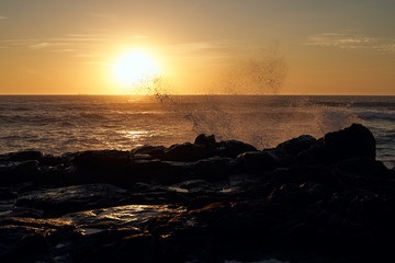 Fototapeta premium Sea sunset over rocks 