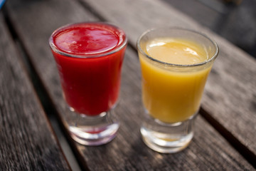 Erdbeerlimes und Mangolimes im Glas