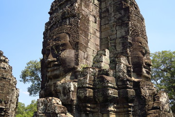 Fototapeta na wymiar Visages sculptés en pierre temple d'Angkor 