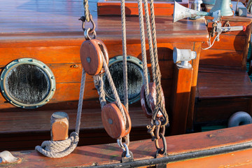 weathered pulley and ropes at a sailingship﻿