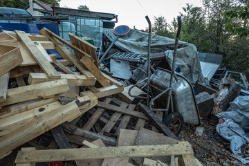 tas de palette en vrac et d'autres d&eacute;tritus