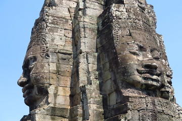 Fototapeta na wymiar Temple d'Angkor visage monumental sculpté 
