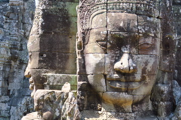 Temple d'Angkor visage monumental sculpté en pierre 