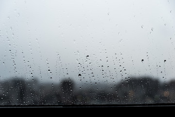 窓と雨雫