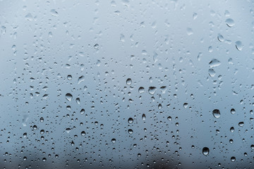 窓と雨雫