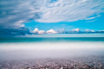 Sehr blaues, wunderschönes, ruhiges Meer, satte Farben und Himmel, ein Resort-Urlaub in Abchasien © Mikhail Semenov