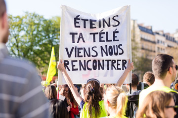Manifestation des Gilets Jaunes à Paris - obrazy, fototapety, plakaty