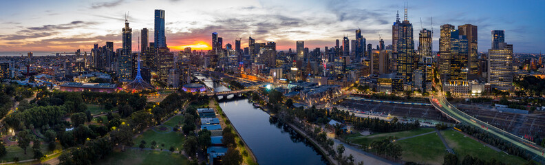 Fototapeta na wymiar Panoramic image of a stunning sunset over the city of Melbourne, Australia