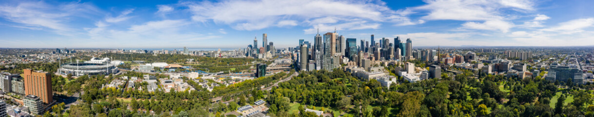 Naklejka premium Aerial panoramic view of the beautiful city of Melbourne from Fitzroy Gardens