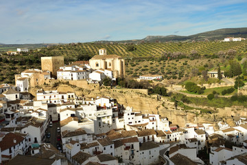 Fototapeta na wymiar Setenil de las Bodegas pueblo blanco w Andaluzji.