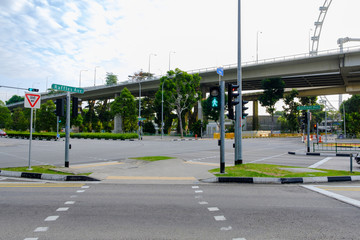Street in Singapore Clean, orderly There is a clear traffic symbol on the road. And there are also lush green trees