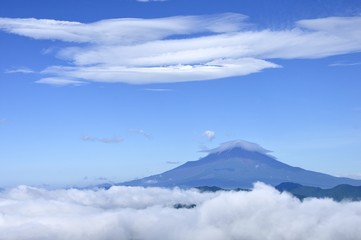 Fototapeta na wymiar 雲被る夏の富士山