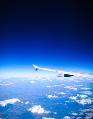 Flugzeugflügel vor blauem Himmel 