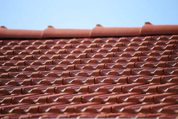 Nahaufnahme von einem neu gedeckten Ziegeldach