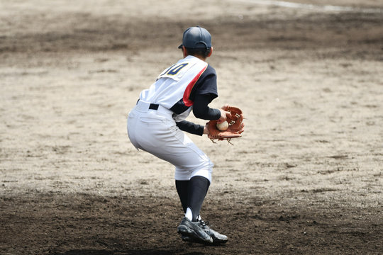 野球をする少年
