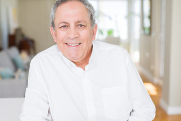 Obraz premium Handsome senior man smiling confident