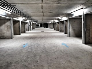 Un parking souterrain vide juste construit avec emplacements et boxs